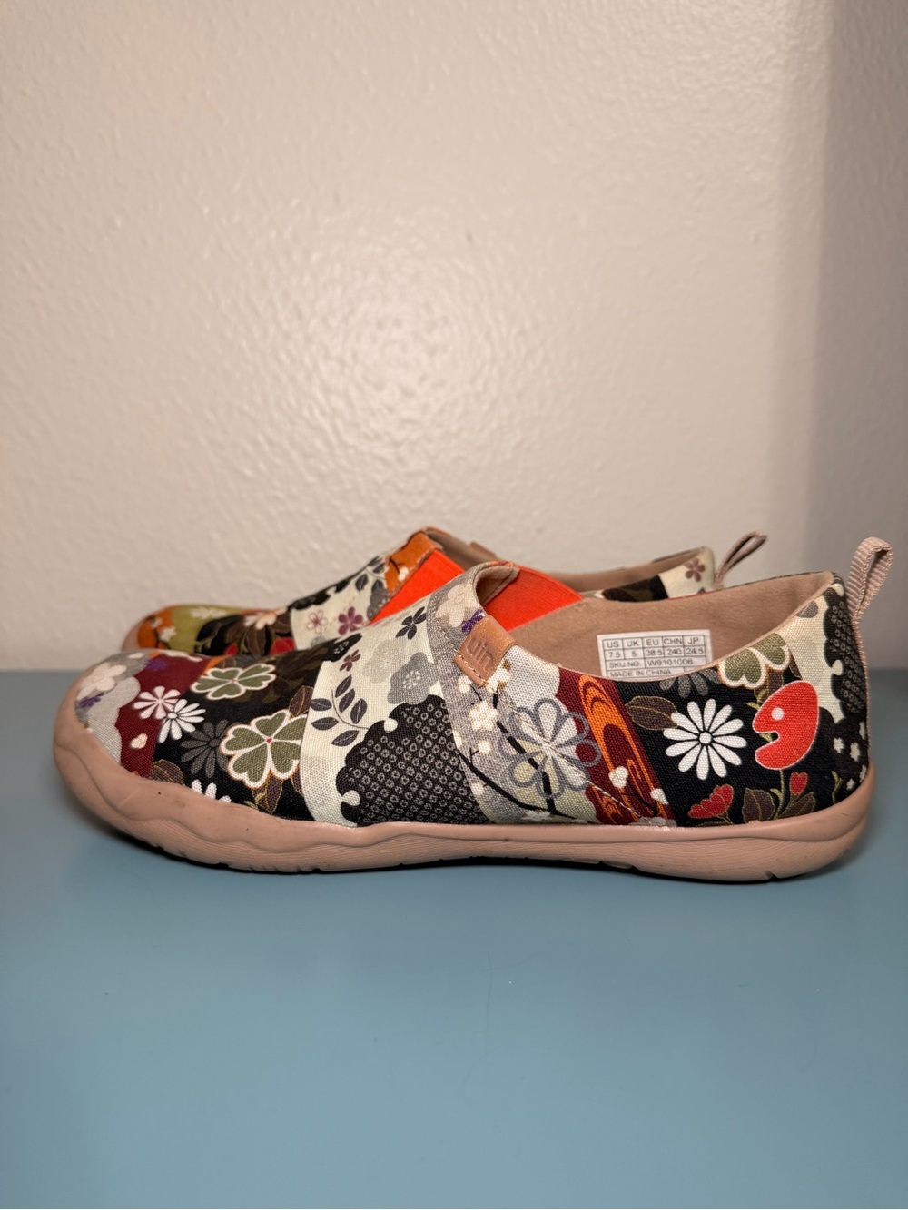 UIN travel shoes Japanese-inspired floral patchwork flats - Size 7.5 - Picture 3 of 9